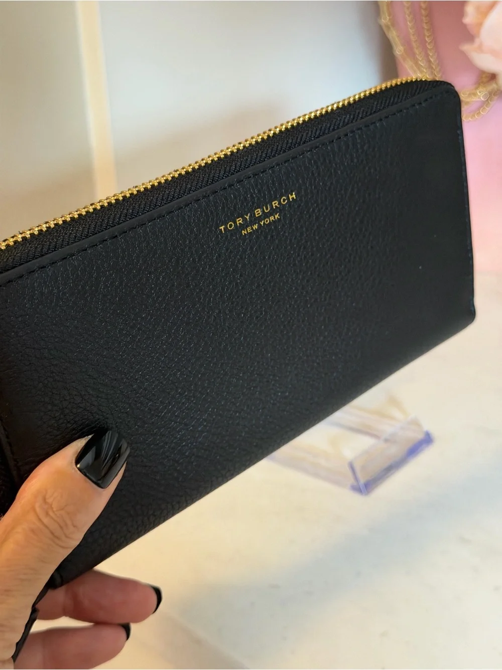 Tory Burch EUC Black Pebbled Leather Zip Wallet with Gold Hardware